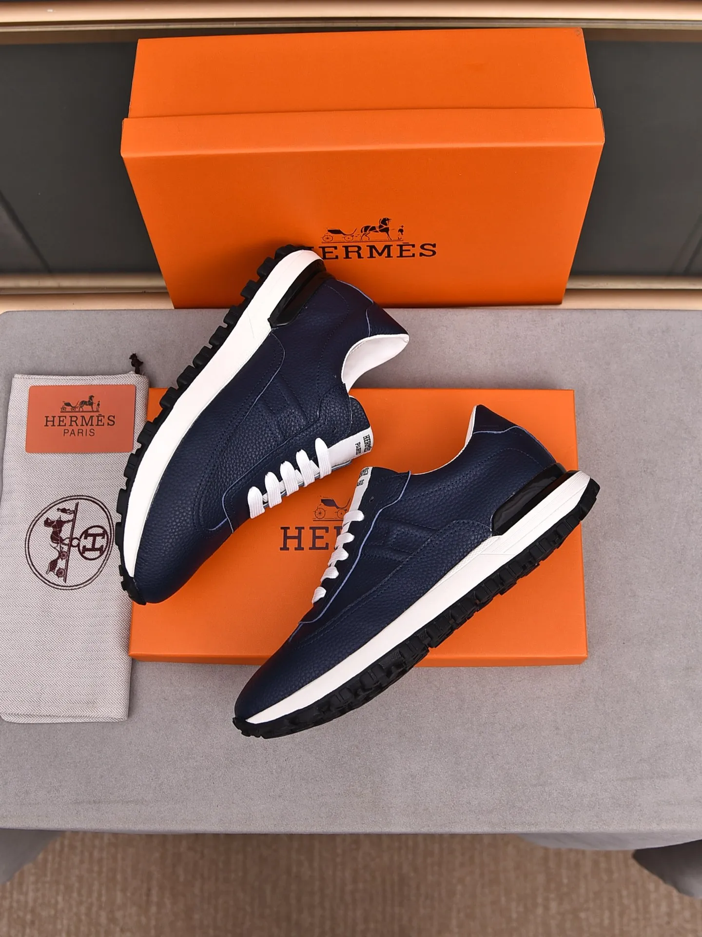 📛📛📛PPP440 (Hermes)🆕Men's color-blocked sneakers with textured calfskin details. Spliced ​​with original cowhide, this shoe draws inspiration from the equestrian world, integrating technical details and practical functions. Breathable sheep lining, original combination outsole, high-end quality, and every detail is perfectly combined! Size: 38-44 (45 can be customized)